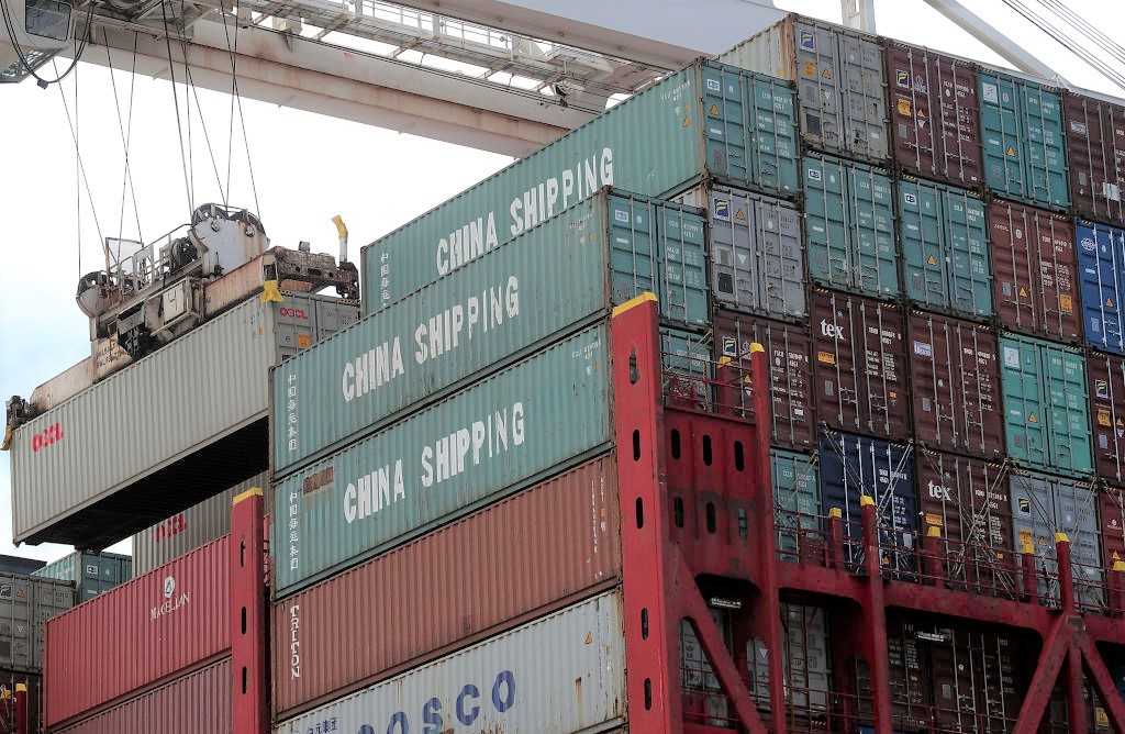 Một container được bốc dỡ từ một tàu chở container Biển Đông tại Cảng Oakland ở California vào ngày 20/06/2018. (Ảnh: Justin Sullivan/Getty Images)