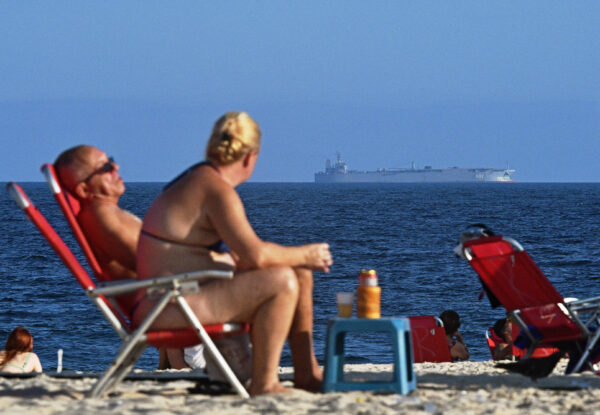 Chiến hạm Iran IRIS Makran đi gần Rio de Janeiro hôm 27/02/2023. (Ảnh: Carl De Souza/AFP qua Getty Images)