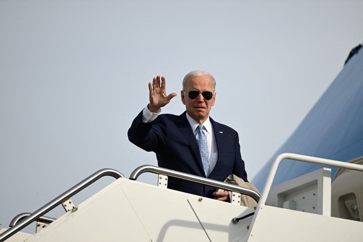 Tổng thống Joe Biden lên chiếc Không lực Một tại Căn cứ chung Andrews ở Maryland hôm 08/01/2023. (Ảnh: Jim Watson/AFP qua Getty Images)