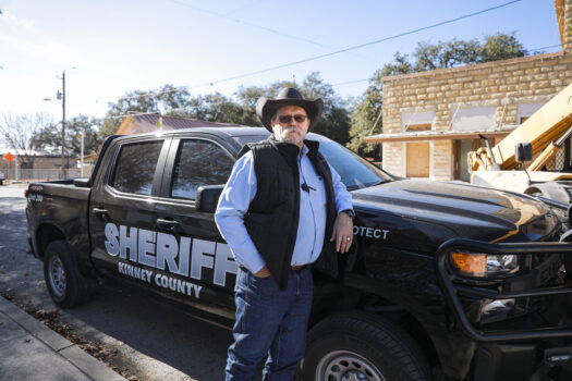 Cảnh sát trưởng Quận Kinney Brad Coe ở Brackettville, Texas, vào ngày 18/01/2022. (Charlotte Cuthbertson/The Epoch Times)