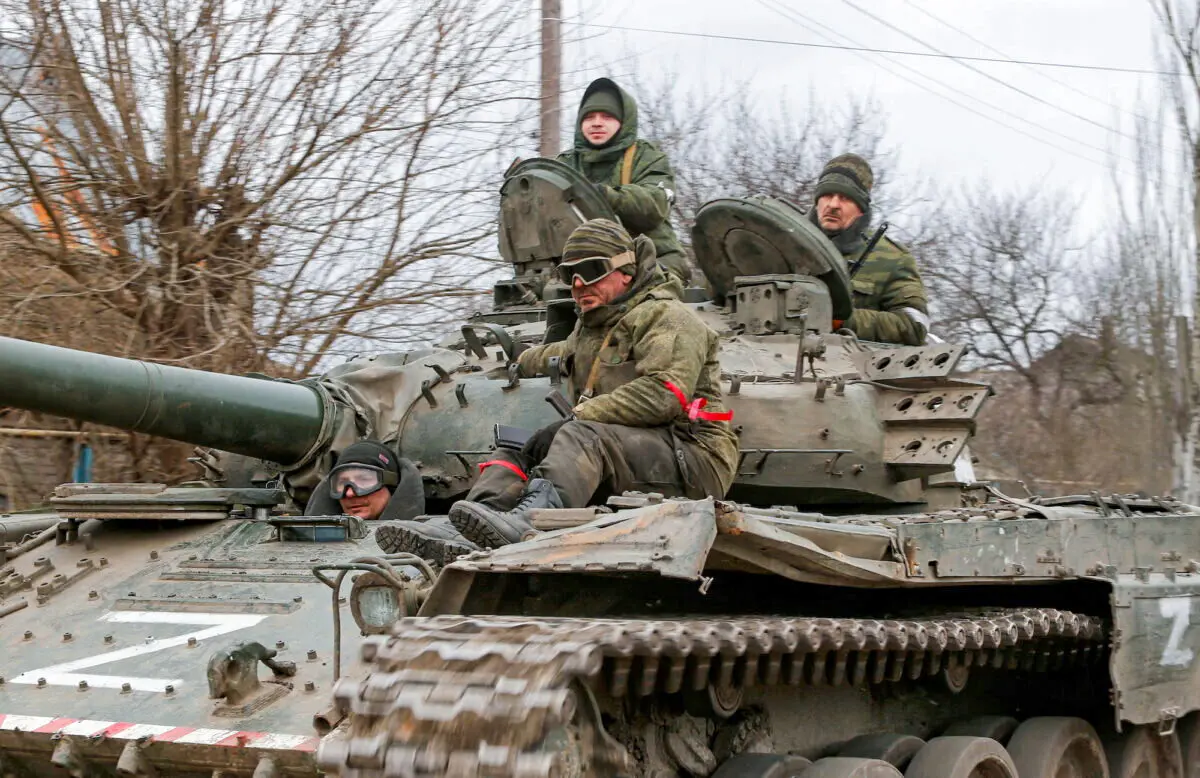 Quân đội Nga trong quân phục không có phù hiệu đứng trên một chiếc xe tăng có sơn chữ “Z” ở hai bên, ở vùng Donetsk, Ukraine, vào ngày 01/03/2022. (Ảnh: Alexander Ermochenko/Reuters)
