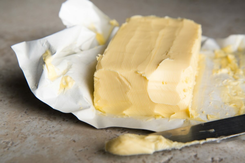 Bơ thực vật chứa chất béo chuyển hóa có hại cho cơ thể. (Ảnh: Anna Hoychuk/Shutterstock)
