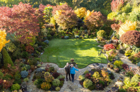 Đôi vợ chồng người Anh về hưu biến khu vườn thành một ốc đảo tuyệt đẹp, tràn ngập màu sắc từ 3,000 loại thực vật