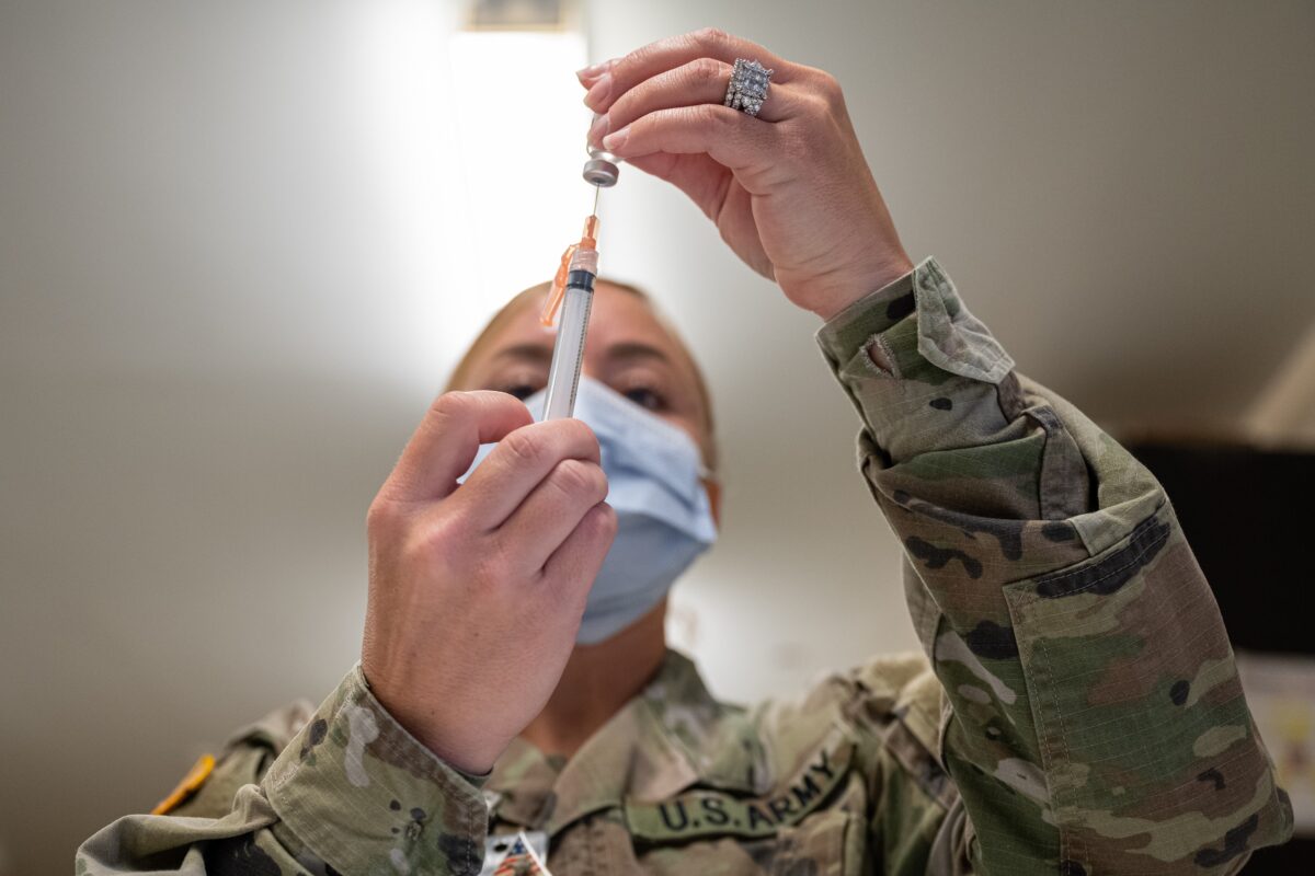 Một quân nhân chuẩn bị một liều vaccine COVID-19 ở Fort Knox, Kentucky, vào ngày 09/09/2021. (Ảnh: Jon Cherry/Getty Images)