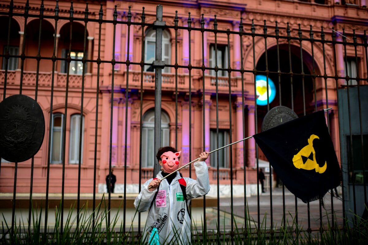 Một người biểu tình tham gia cuộc biểu tình phản đối thỏa thuận giữa Argentina và Trung Quốc về sản xuất và xuất cảng thịt heo, trước Dinh Tổng thống Casa Rosada ở Buenos Aires, Argentina, vào ngày 31/08/2020. (Ảnh: Ronaldo Schemidt/AFP qua Getty Images)