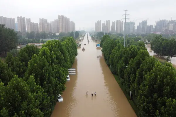 Ảnh chụp từ trên cao cho thấy một con đường ngập nước sau trận mưa lớn ở Trịnh Châu, tỉnh Hà Nam, Trung Quốc, vào ngày 23/07/2021. (Ảnh: Aly Song/File Photo/Reuters)