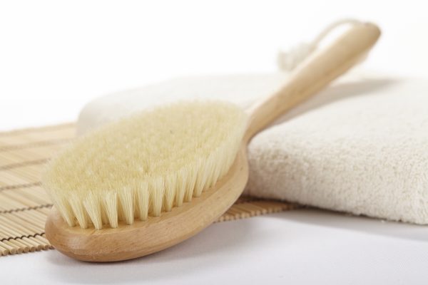 Sử dụng bàn chải có lông tự nhiên để chải da và bảo đảm cả bàn chải và làn da đều khô ráo. (Ảnh: schulzhattingen/iStock)