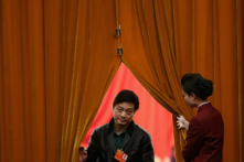 Ngày 03/11/2013, ông Thôi Vĩnh Nguyên, người dẫn chương trình truyền hình nổi tiếng Trung Quốc, rời khỏi cuộc họp trong phiên họp toàn thể của Hội nghị Hiệp thương Chính trị Nhân dân Trung Quốc tại Đại lễ đường Nhân dân ở Bắc Kinh, Trung Quốc. (Ảnh: Feng Li/Getty Images)