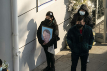 Ngày 31/12/2022, tại một nhà tang lễ ở Thượng Hải, một cô gái cầm di ảnh của người thân đã khuất. (Ảnh: Qilai Shen/Bloomberg qua Getty Images)