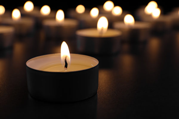 Nghiên cứu phát hiện, tang quyến cảm thấy sự hiện diện của người quá cố trong quá trình để tang. Đây là một ngọn nến đang cháy, biểu thị một đám tang. (Ảnh: Shutterstock)