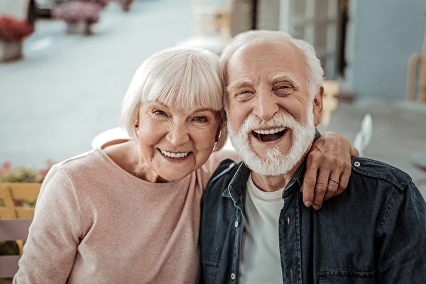 Một cặp vợ chồng cao tuổi hạnh phúc. (Ảnh: Shutterstock)