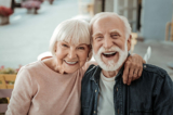 Một nghiên cứu ở Hoa Kỳ cho thấy nếu dưỡng thành 8 thói quen lành mạnh trước 40 tuổi, quý vị có thể kéo dài tuổi thọ thêm 24 năm. Trong ảnh là một cặp vợ chồng lớn tuổi hạnh phúc. (Ảnh: Shutterstock)