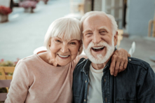 Một nghiên cứu ở Hoa Kỳ cho thấy nếu dưỡng thành 8 thói quen lành mạnh trước 40 tuổi, quý vị có thể kéo dài tuổi thọ thêm 24 năm. Trong ảnh là một cặp vợ chồng lớn tuổi hạnh phúc. (Ảnh: Shutterstock)