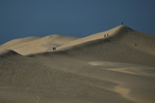 Ngày 09/07/2023, tại thị trấn La Teste-de-Buch của Pháp, du khách đi dạo trên cồn cát Pilat. Đây là cồn cát cao nhất châu  u. (Ảnh: Philippe Lopez/AFP)