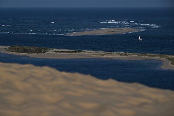 Ngày 09/07/2023, tại La Teste-de-Buch nước Pháp, du khách đến thăm quan Dune of Pilat. Đây là cồn cát cao nhất châu Âu. (Ảnh: Philippe López/AFP)