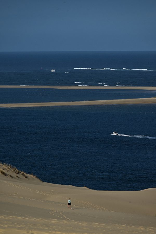 Ngày 09/07/2023, tại La Teste-de-Buch nước Pháp, du khách đến thăm quan Dune of Pilat. Đây là cồn cát cao nhất châu Âu. (Ảnh: Philippe López/AFP)