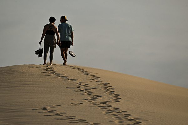 Ngày 09/07/2023, tại La Teste-de-Buch nước Pháp, du khách đến thăm quan Dune of Pilat. Đây là cồn cát cao nhất châu Âu. (Ảnh: Philippe López/AFP)