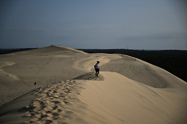 Ngày 09/07/2023, tại La Teste-de-Buch nước Pháp, du khách đến thăm quan Dune of Pilat. Đây là cồn cát cao nhất châu Âu. (Ảnh: Philippe López/AFP)