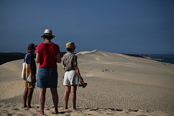 Ngày 09/07/2023, tại La Teste-de-Buch nước Pháp, du khách đến thăm quan Dune of Pilat. Đây là cồn cát cao nhất châu Âu. (Ảnh: Philippe López/AFP)