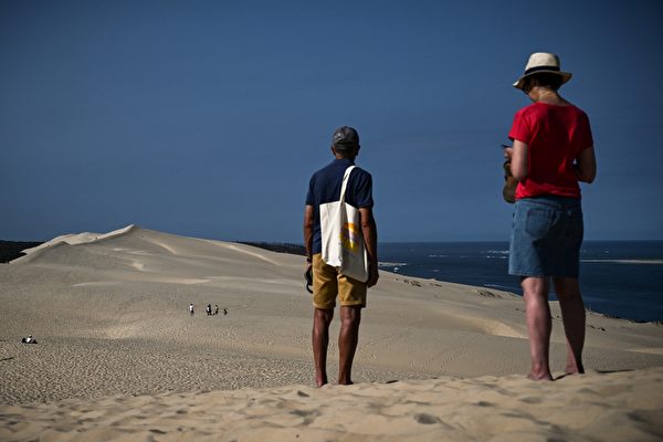 Ngày 09/07/2023, tại La Teste-de-Buch nước Pháp, du khách đến thăm quan Dune of Pilat. Đây là cồn cát cao nhất châu Âu. (Ảnh: Philippe López/AFP)