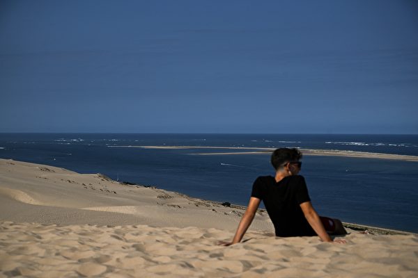 Ngày 09/07/2023, tại La Teste-de-Buch nước Pháp, du khách đến thăm quan Dune of Pilat. Đây là cồn cát cao nhất châu Âu. (Ảnh: Philippe López/AFP)