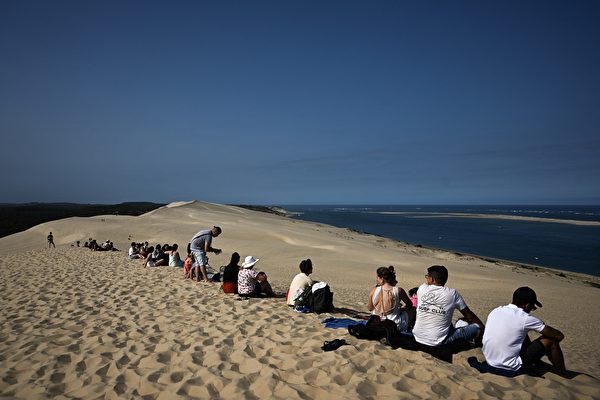 Ngày 09/07/2023, tại La Teste-de-Buch nước Pháp, du khách đến thăm quan Dune of Pilat. Đây là cồn cát cao nhất châu Âu. (Ảnh: Philippe López/AFP)