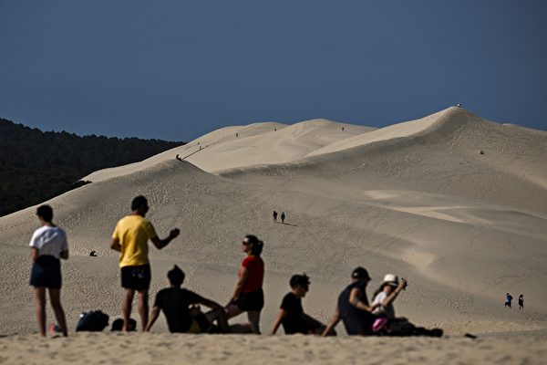 Ngày 09/07/2023, tại La Teste-de-Buch nước Pháp, du khách đến thăm quan Dune of Pilat. Đây là cồn cát cao nhất châu Âu. (Ảnh: Philippe López/AFP)