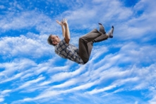 Một người đàn ông mơ thấy mình từ trên trời rơi xuống. (Ảnh: Shutterstock)
