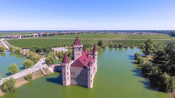 Tòa lâu đài được xây dựng trên hồ nước đẹp như trong truyện cổ tích