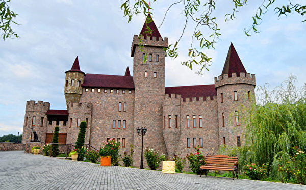 Tòa lâu đài được xây dựng trên hồ nước đẹp như trong truyện cổ tích
