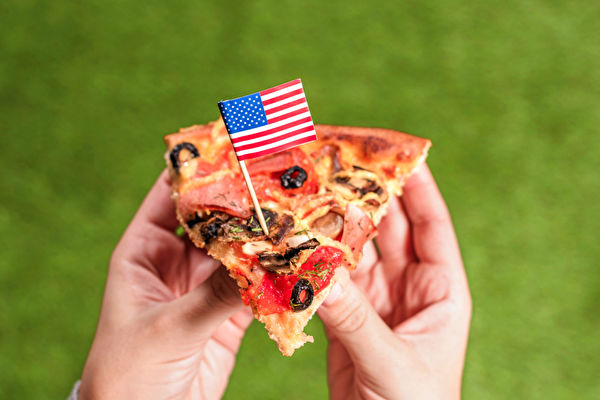 Những người nhập cư Ý đầu tiên đã mang bánh pizza đế mỏng truyền thống Napoli và bánh pizza đế dày Sicilia đến Hoa Kỳ. Tại đây, những chiếc bánh pizza kiểu Ý đã có sự giao thoa với đa văn hóa, từ đó cho ra lò nhiều loại bánh pizza mang phong cách cổ điển Mỹ. (Ảnh: Shutterstock)