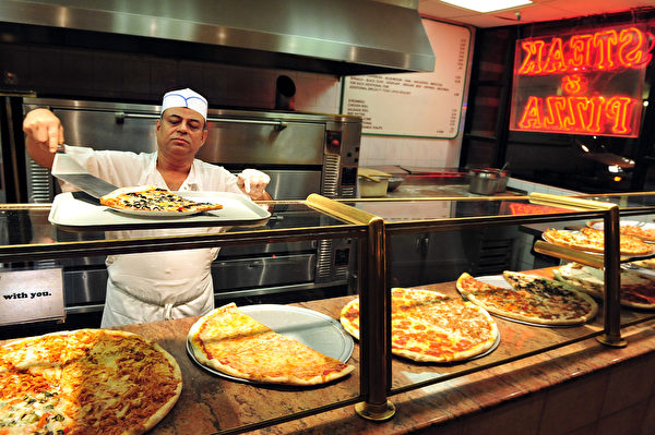Một cửa hàng bày bán bánh pizza cắt lát ở New York. (Ảnh: Shutterstock)