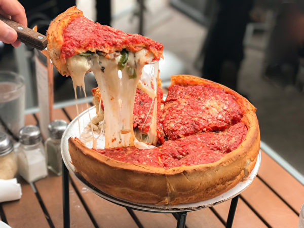 Pizza chảo lòng sâu Mozzarella của Chicago. (Ảnh: Shutterstock)