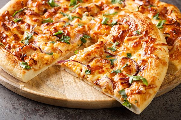 Pizza gà BBQ California. (Ảnh: Shutterstock)