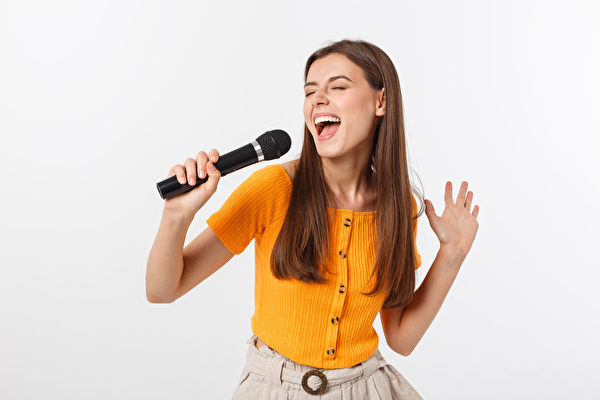 Một người phụ nữ đang hát. (Ảnh: Shutterstock)