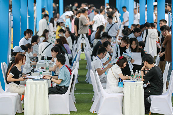 Ảnh chụp hôm 14/06/2023, sinh viên tốt nghiệp đại học và những người trẻ tuổi đang tìm kiếm cơ hội việc làm tại một hội chợ việc làm ở Nghi Tân, tỉnh Tứ Xuyên. (Ảnh: CNS/AFP)