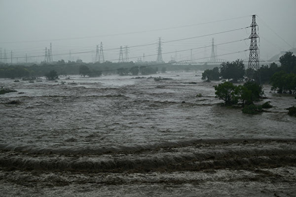 Hôm 01/08, sông Vĩnh Định ở Bắc Kinh tràn nước dẫn đến lũ lụt. (Ảnh: Pedro Pardo/AFP)