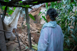 Một người phụ nữ đang kiểm tra ngôi nhà đã đổ sập của bà sau trận động đất mạnh 5.5 độ richter xảy ra ở huyện Bình Nguyên, thành phố Đức Châu, tỉnh Sơn Đông, vào lúc 02 giờ 33 phút ngày 06/08/2023. (Ảnh: STR/AFP)
