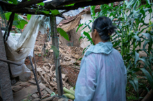 Một người phụ nữ đang kiểm tra ngôi nhà đã đổ sập của bà sau trận động đất mạnh 5.5 độ richter xảy ra ở huyện Bình Nguyên, thành phố Đức Châu, tỉnh Sơn Đông, vào lúc 02 giờ 33 phút ngày 06/08/2023. (Ảnh: STR/AFP)