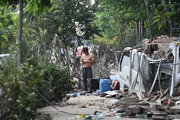 Hôm 09/08/2023, một người dân đang dọn dẹp đống đổ nát sau trận lũ ở thành phố Trác Châu, tỉnh Hà Bắc, Trung Quốc. (Ảnh: Jade Gao/AFP)