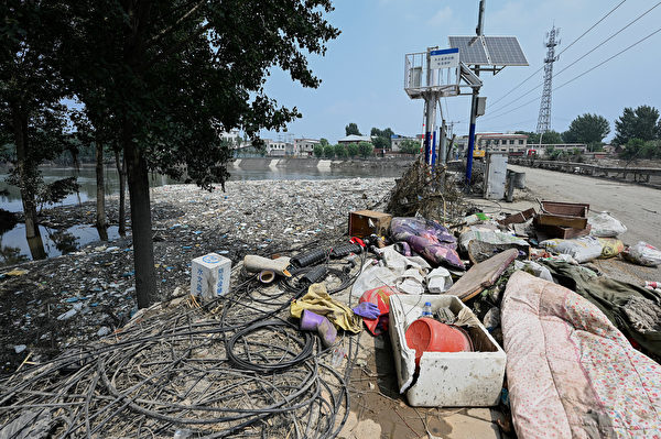 Hôm 09/08/2023, đồ đạc bị bỏ lại trên bờ sông và đường phố sau lũ lụt ở thành phố Trác Châu, tỉnh Hà Bắc, Trung Quốc. (Ảnh: Jade Gao/AFP)