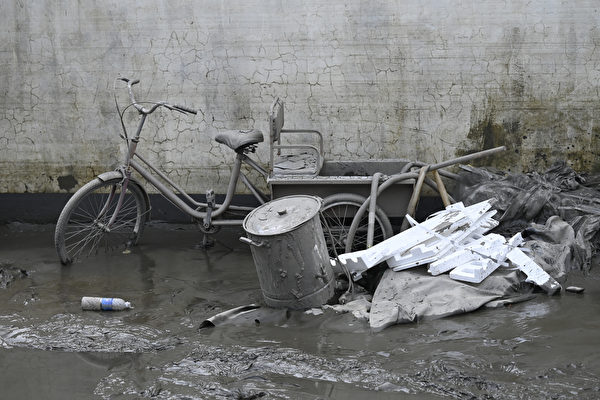 Hôm 09/08/2023, một chiếc xe ba bánh phủ đầy bụi bẩn tại nhà một dân làng sau trận lũ lụt ở thành phố Trác Châu, tỉnh Hà Bắc, Trung Quốc. (Ảnh: Jade Gao/AFP)