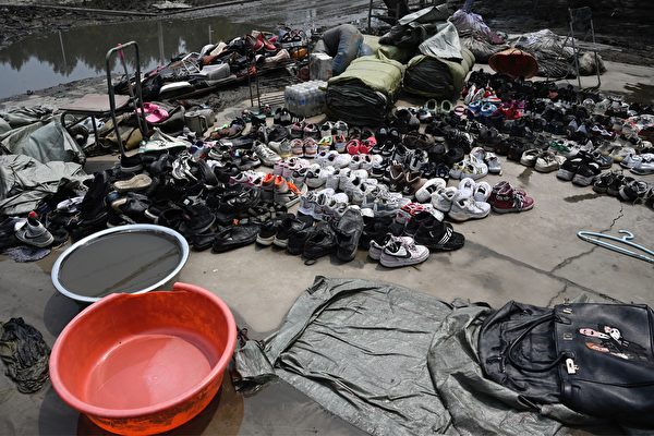 Hôm 09/08/2023, người dân phơi túi và giày bên ngoài một nhà kho sau khi một ngôi làng bị ngập do lũ lụt ở thành phố Trác Châu, tỉnh Hà Bắc, Trung Quốc. (Ảnh: Jade Gao/AFP)
