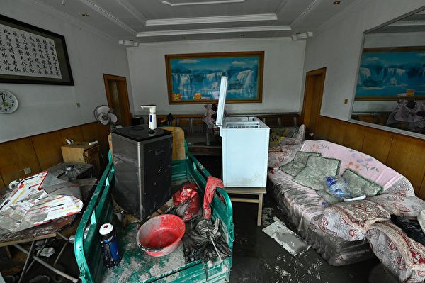 Hôm 09/08/2023, đồ đạc trong nhà của một người dân bị bùn đất bao phủ sau lũ lụt ở thành phố Trác Châu, tỉnh Hà Bắc,Trung Quốc. (Ảnh: Jade Gao/AFP)