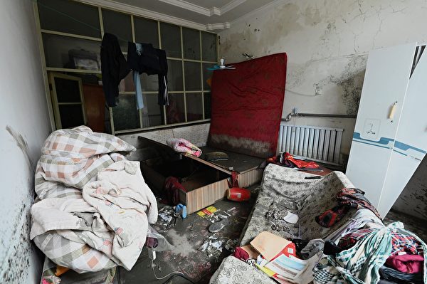 Hôm 09/08/2023, đồ đạc trong nhà của một người dân bị bùn đất bao phủ sau lũ lụt ở thành phố Trác Châu, tỉnh Hà Bắc,Trung Quốc. (Ảnh: Jade Gao/AFP)