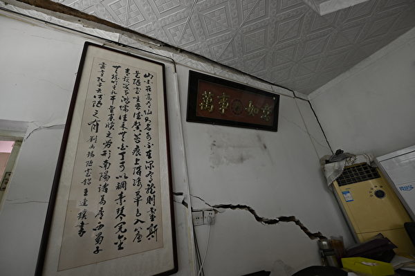 Hôm 09/08/2023, những vết nứt lớn xuất hiện trên tường nhà của một dân làng sau lũ lụt ở Trác Châu, tỉnh Hà Bắc, Trung Quốc. (Ảnh: Jade Gao/AFP)