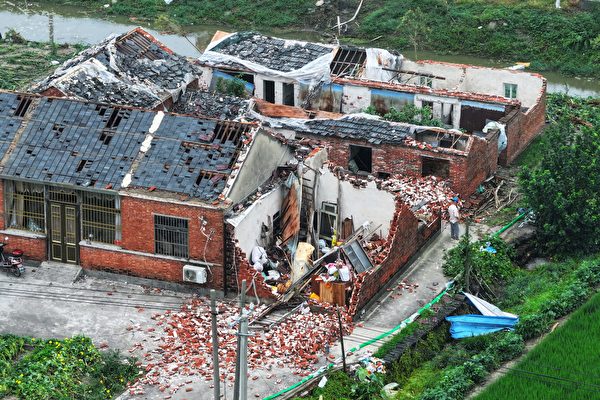 Hôm 13/08/2023, thành phố Diêm Thành, tỉnh Giang Tô, Trung Quốc bị một cơn lốc xoáy tấn công, nhiều ngôi nhà bị phá hủy. (Ảnh: STR/AFP qua Getty Images)