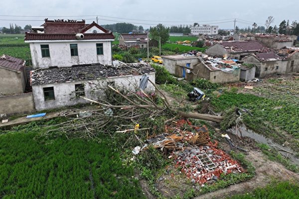 Hôm 13/08/2023, thành phố Diêm Thành, tỉnh Giang Tô bị một cơn lốc xoáy tấn công, nhiều ngôi nhà bị phá hủy. (Ảnh: STR/AFP qua Getty Images)