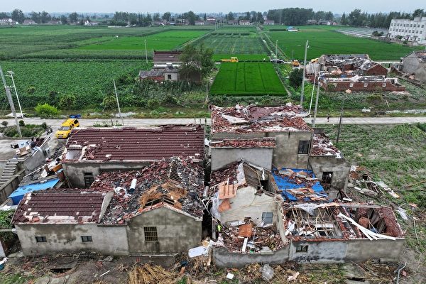 Hôm 13/08/2023, thành phố Diêm Thành, tỉnh Giang Tô bị một cơn lốc xoáy tấn công, nhiều ngôi nhà bị phá hủy. (Ảnh: STR/AFP qua Getty Images)
