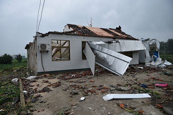 Hôm 13/08/2023, thành phố Diêm Thành, tỉnh Giang Tô bị một cơn lốc xoáy tấn công, nhiều ngôi nhà bị phá hủy. (Ảnh: STR/AFP qua Getty Images)